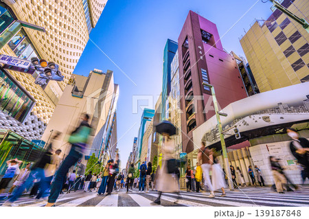 日本の東京都市景観4月12日。インバウンド続く…外国人観光客らで賑わう銀座の歩行者天国。新時代へ… 日本の東京都市景観4月12日。インバウンド続く…外国人観光客らで賑わう銀座の歩行者天国。新時代へ… 139187848