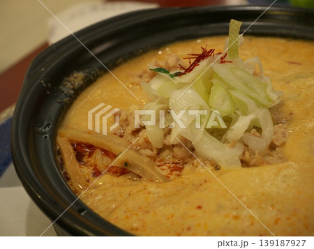 刻みネギと挽肉がトッピングされた担々麺のクローズアップ 刻みネギと挽肉がトッピングされた担々麺のクローズアップ 139187927