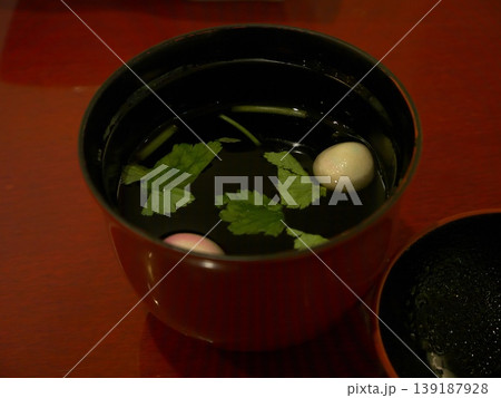三つ葉とお麩が浮かぶ黒塗りの椀に入ったお吸い物 三つ葉とお麩が浮かぶ黒塗りの椀に入ったお吸い物 139187928