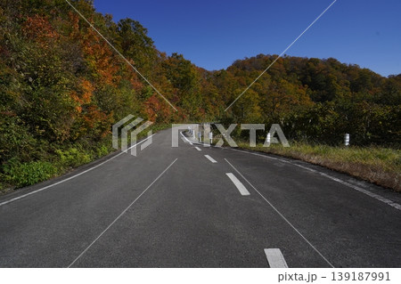 国道352号にある枝折峠から奥只見方面に下る途中の国道352号 2025年10月30日 国道352号にある枝折峠から奥只見方面に下る途中の国道352号 2025年10月30日 139187991