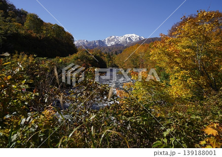 国道352号 銀山平の北ノ又川にかかる石抱橋から越後駒ケ岳を見る 2025年10月30日 国道352号 銀山平の北ノ又川にかかる石抱橋から越後駒ケ岳を見る 2025年10月30日 139188001