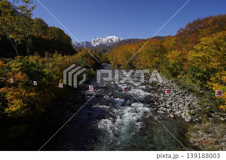 国道352号 桧枝岐村の北ノ又川にかかる石抱橋から越後駒ケ岳を見る 2025年10月30日 国道352号 桧枝岐村の北ノ又川にかかる石抱橋から越後駒ケ岳を見る 2025年10月30日 139188003