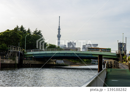 隅田川と東京スカイツリーが織りなす東京の都市風景 隅田川と東京スカイツリーが織りなす東京の都市風景 139188282