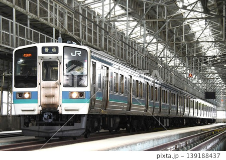 車両基地に停車する211系N605編成（普通表示） 139188437