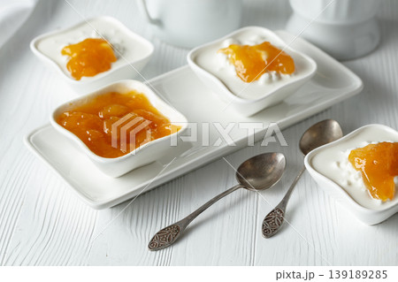 Cottage cheese with cream and yellow jam. 139189285