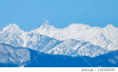 春の高山市から望む雪を頂いた槍ヶ岳と北アルプスの山並み 139189295