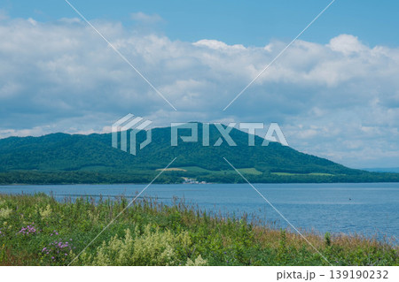 [北海道]大自然が広がる北海道のキャンプ場の風景 139190232