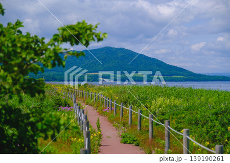 [北海道]大自然が広がる北海道のキャンプ場の風景 139190261