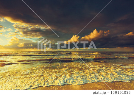 Beatiful sunset with clouds over sea and beach 139191053
