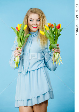Pretty woman with red yellow tulips bunch Pretty woman with red yellow tulips bunch 139191063