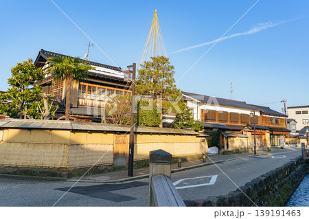 長町武家屋敷跡界隈の土塀と屋敷 雪吊りのある冬の朝景 長町武家屋敷跡界隈の土塀と屋敷 雪吊りのある冬の朝景 139191463
