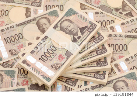 重ねた一万円札 139191844