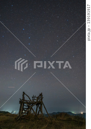 日本の兵庫県の上山高原のとても美しい星空 日本の兵庫県の上山高原のとても美しい星空 139191917