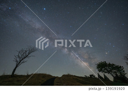 日本の兵庫県の上山高原のとても美しい星空 日本の兵庫県の上山高原のとても美しい星空 139191920