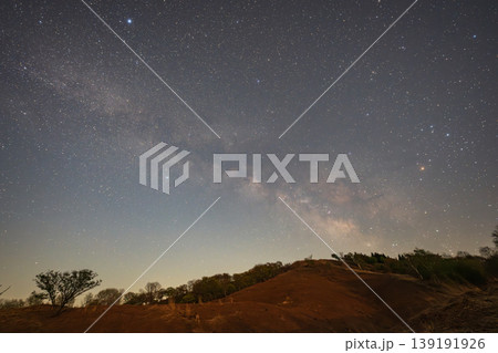 日本の兵庫県の上山高原のとても美しい星空 日本の兵庫県の上山高原のとても美しい星空 139191926