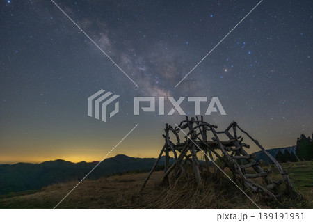 日本の兵庫県の上山高原のとても美しい星空 日本の兵庫県の上山高原のとても美しい星空 139191931