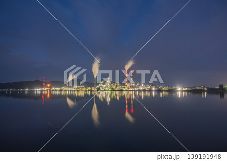 日本の岡山県岡山市のとても美しい工場夜景 日本の岡山県岡山市のとても美しい工場夜景 139191948