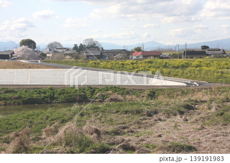 堤防舗装工事 小山川左岸(2022.4.5) 埼玉県深谷市 新明橋の東側 春の淡い日差しの河川敷 堤防舗装工事 小山川左岸(2022.4.5) 埼玉県深谷市 新明橋の東側 春の淡い日差しの河川敷 139191983