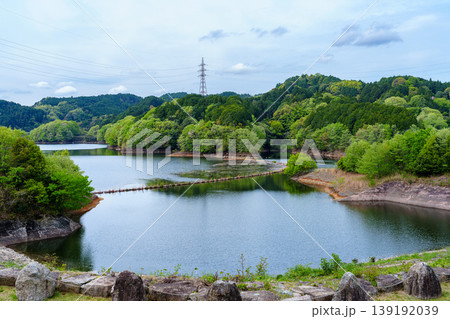 新緑が美しい奈良布目ダム 降雨により広がった湖面① 新緑が美しい奈良布目ダム 降雨により広がった湖面① 139192039