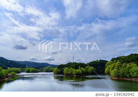 新緑が美しい奈良布目ダム　降雨により広がった湖面④ 139192042