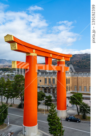 京都 平安神宮の大鳥居(京都国立近代美術館からの眺め) 京都 平安神宮の大鳥居(京都国立近代美術館からの眺め) 139192399