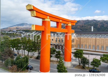 京都　平安神宮の大鳥居（京都国立近代美術館からの眺め） 139192400
