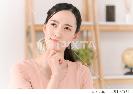 悩むスポーツウェアの女性 139192526