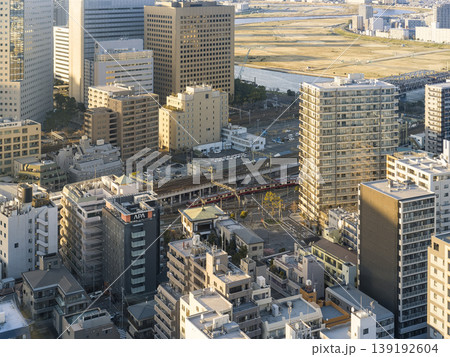 京急川崎駅周辺のビル群と多摩川 俯瞰 / Kawasaki, Japan 139192604