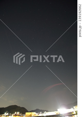 飛行機の軌跡と左横に流れること座流星群の流れ星 飛行機の軌跡と左横に流れること座流星群の流れ星 139192662