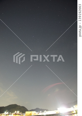 春の天の川を横切ること座流星群の流れ星 春の天の川を横切ること座流星群の流れ星 139192663