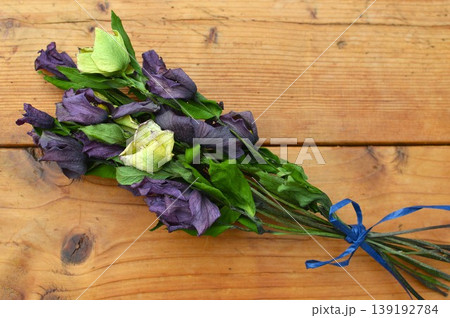 クリスマスローズのドライフラワーの花束　 139192784