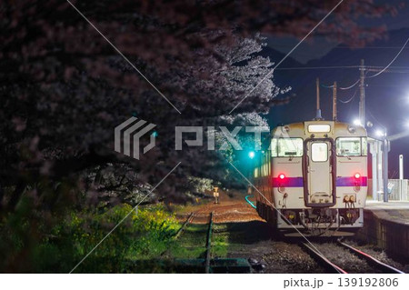 桜の駅に停まる列車〜JR九州キハ147系気動車 139192806