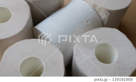 たくさんのダブルのトイレットペーパー 139192808