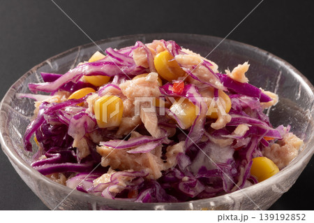 紫キャベツ　ツナ　コーンサラダ（愛知県産　紫キャベツ） 139192852