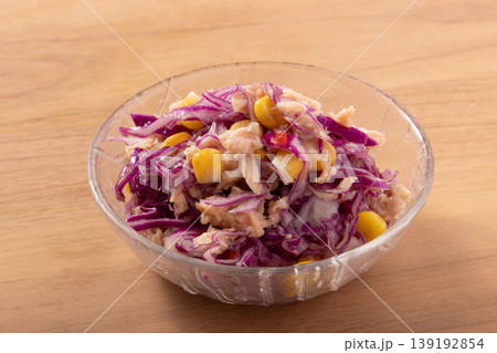 紫キャベツ　ツナ　コーンサラダ（愛知県産　紫キャベツ） 139192854