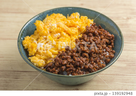 鶏そぼろと玉子の二色丼 139192948