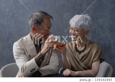 ウィスキーを飲むシニアの夫婦　乾杯　黒背景 139192993