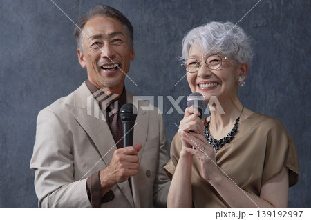 カラオケをするシニアの男性と女性　黒背景 139192997