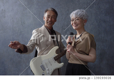 シニアのミュージシャン 男性のギタリストと女性のボーカル 黒背景 シニアのミュージシャン 男性のギタリストと女性のボーカル 黒背景 139193016