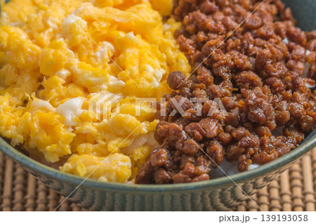 鶏そぼろと玉子の二色丼 鶏そぼろと玉子の二色丼 139193058