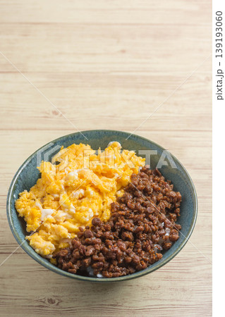 鶏そぼろと玉子の二色丼 鶏そぼろと玉子の二色丼 139193060