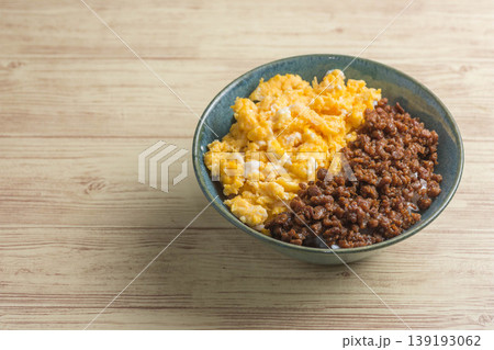 鶏そぼろと玉子の二色丼 鶏そぼろと玉子の二色丼 139193062