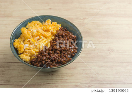 鶏そぼろと玉子の二色丼 139193063