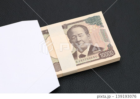 封筒とお金 139193076