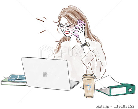 パソコン前でスマホで電話している女性 パソコン前でスマホで電話している女性 139193152