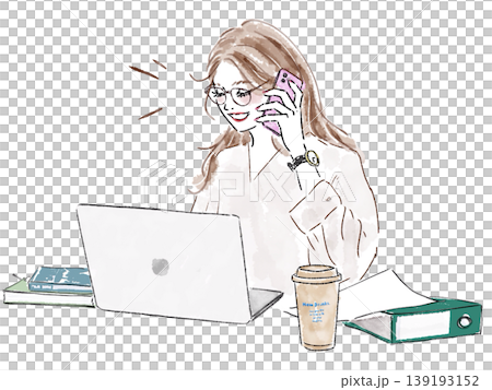 パソコン前でスマホで電話している女性 パソコン前でスマホで電話している女性 139193152
