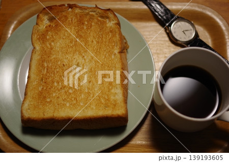 バターを塗ったトーストとコーヒー 139193605
