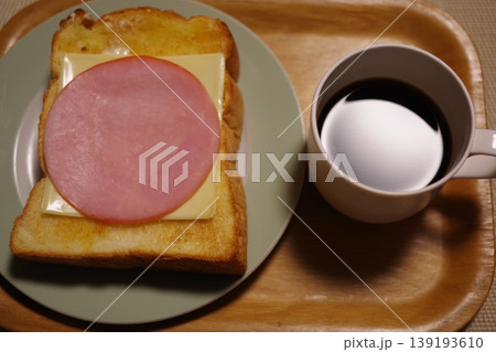 トーストとコーヒーの朝食 トーストとコーヒーの朝食 139193610