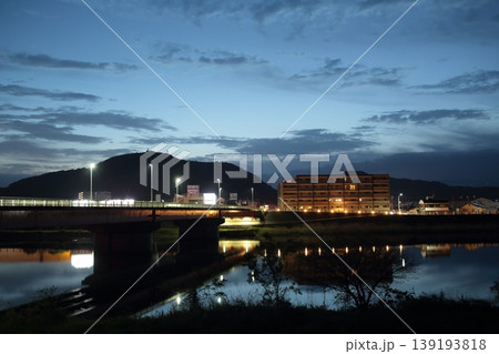川面に映る街夜景 川面に映る街夜景 139193818
