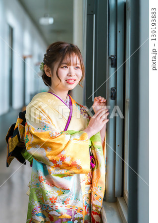 レトロ,アンティークな洋館,スタジオの窓辺にいる振袖姿の二十歳の女性 139193883